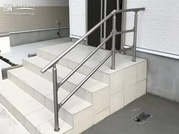 階段の上り下りを優しく見守る手すりの設置工事
