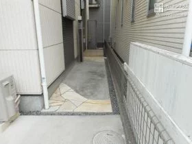 乱形石で華やかに格調高さを演出するアプローチのリフォーム工事