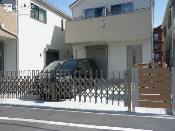 伸縮性のカーゲートと優しい木調の門扉が防犯性を高める新築外構一式工事 No 48 新築外構一式の施工例 外構工事のガーデンプラス