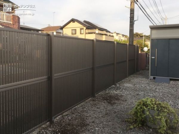 ダークブラウンがシックな趣の目隠しフェンス設置工事 (No.8284 