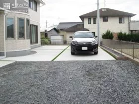 人工芝の緑が美しい駐車スペース[施工後]