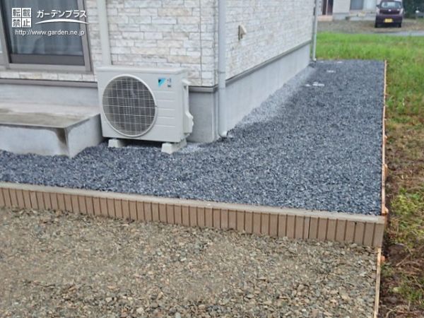 雨水が溜まらないよう勾配にも配慮した犬走りのリフォーム工事 No 28 雑草対策 防犯砂利の施工例 外構工事のガーデンプラス