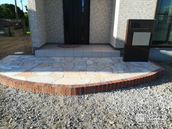 明るい色の乱形石が華やかさとぬくもりを演出する玄関アプローチリフォーム工事 No 70 玄関アプローチの施工例 外構工事のガーデンプラス