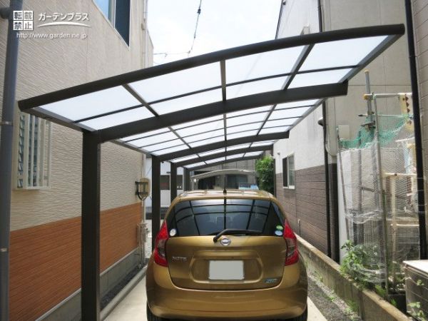 縦列駐車のお車を楽々カバーするシックなカーポート設置工事 No 8491 駐車スペースの施工例 外構工事のガーデンプラス