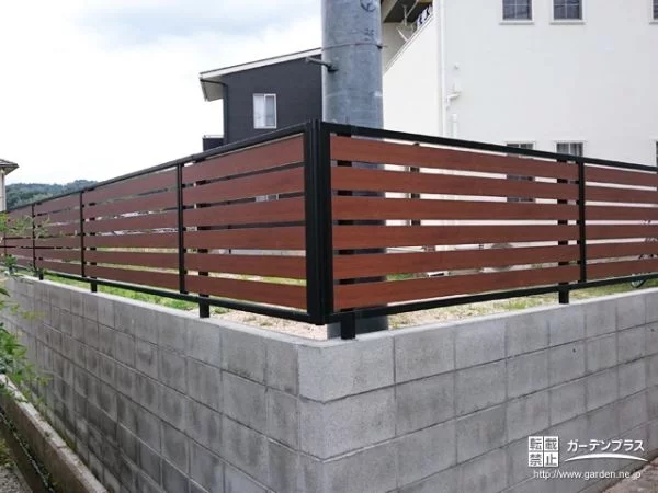 No.8497 黒太フレームの木調フェンスがシックな雰囲気をまとう新築外構一式工事[施工後]
