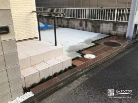 レンガのような舗装材で彩りをプラスした駐車スペース[施工後]