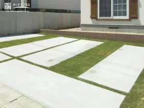 土間コンクリートと天然芝張りの駐車スペース[施工後]