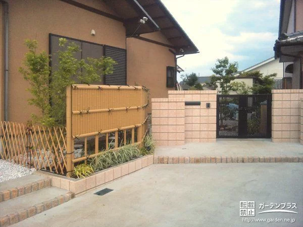 お家の雰囲気に合わせて竹垣の目隠しフェンスを利用した外構工事