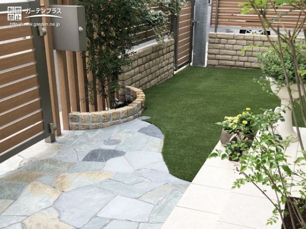 鮮やかな芝生と上品な乱形石が奏でる華やかなアプローチと主庭のリフォーム工事 No 8601 花壇 菜園 芝生の施工例 外構工事のガーデンプラス