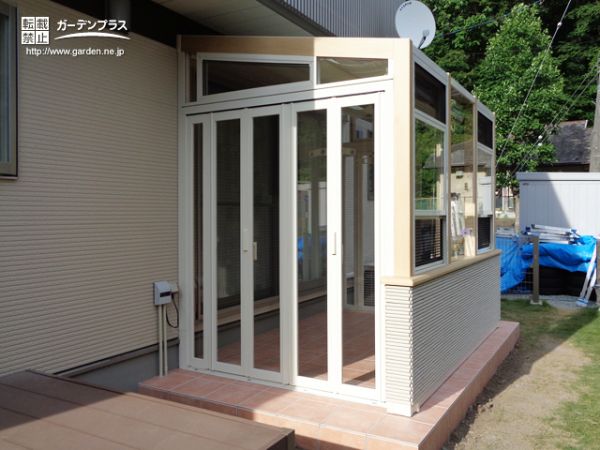 柔らかな陽射しの中でワンちゃんと寛ぎの時を過ごすテラスリフォーム工事 No 8612 テラスまわりの施工例 外構工事のガーデンプラス