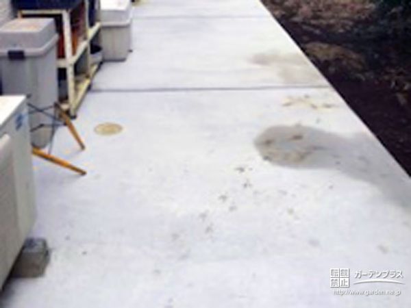 白色のコンクリート敷工事 No 8641 勝手口まわりの施工例 外構工事のガーデンプラス