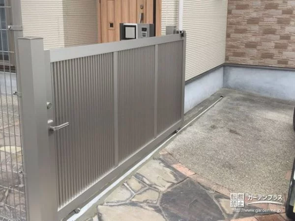 スムーズに出入りができる門扉設置工事 (No.8662) / 門柱・門