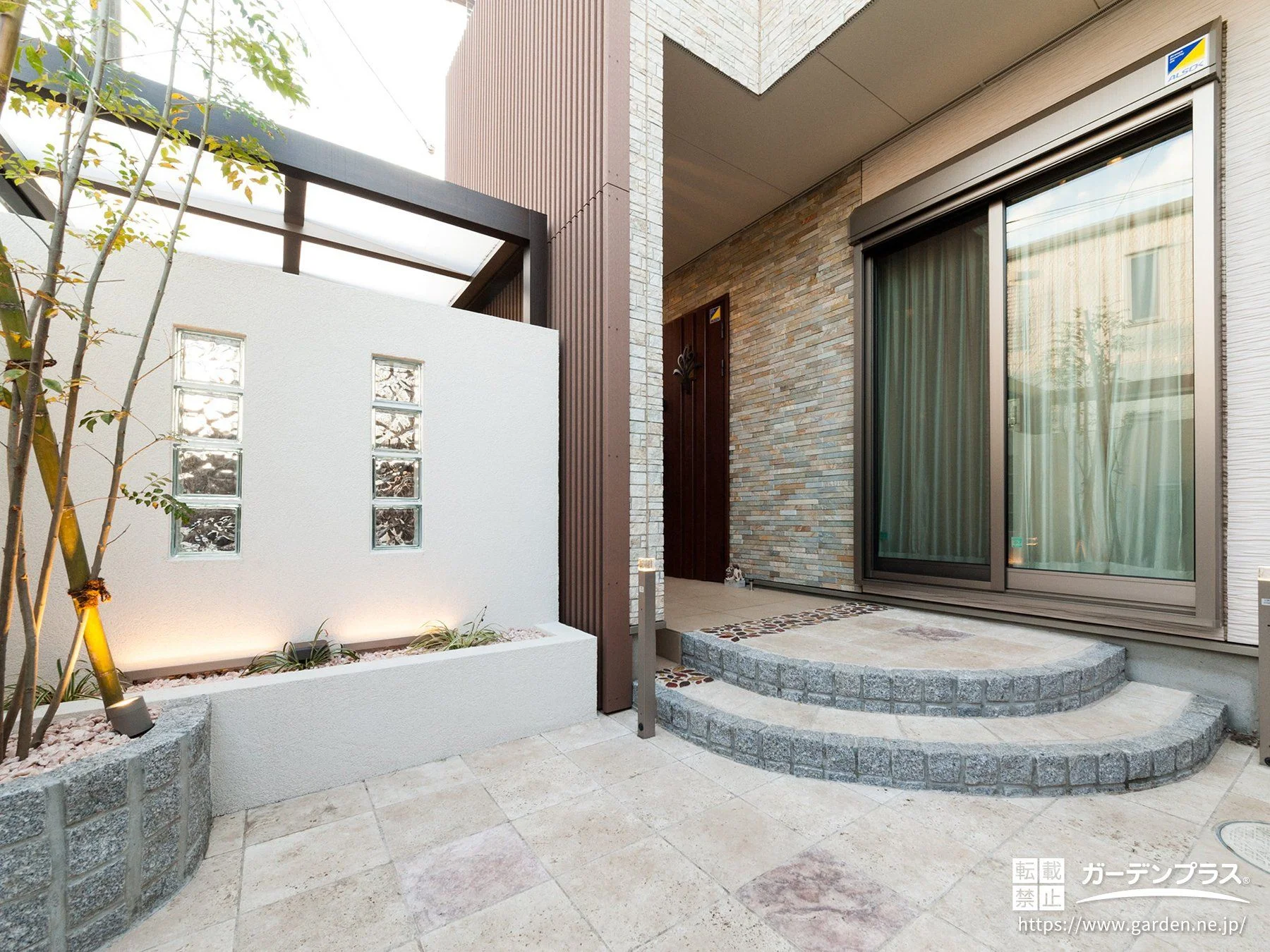 天然石ならではの優しい陰影と色調で気品あふれる外構一式工事 (No  