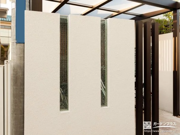 塀に彩りをもたらすガラスパネル