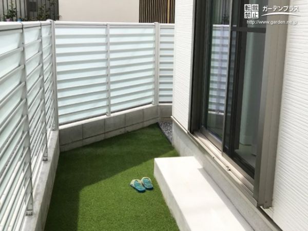 パネルの美しさ際立つお住まいとの一体感を演出したストックヤード設置工事 No 8742 新築外構一式の施工例 外構工事のガーデンプラス パネルの美しさ際立つお住まいとの一体感を演出したストックヤード設置工事 No 8742 新築外構一式の施工例 外構工事のガーデンプラス