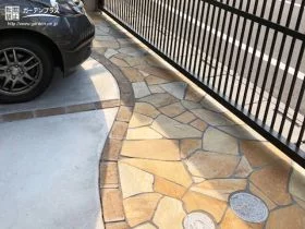レンガと乱形石貼りでアクセントをつけた駐車スペース[施工後]