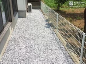 白砂利が明るさを添える犬走り[施工後]