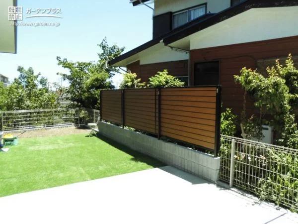 No.8856 芝生と木調デザインで明るく優しいお庭を演出する新築外構一式工事