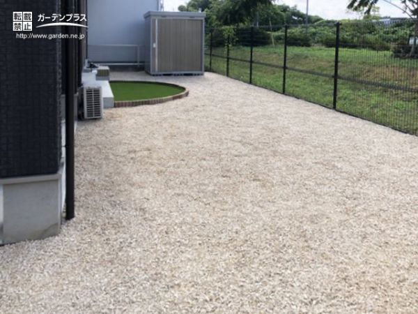 心安らぐお庭を演出する主庭のカラー砂利敷設工事 No 44 雑草対策 防犯砂利の施工例 外構工事のガーデンプラス