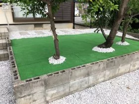 人工芝を敷設した植栽スペース