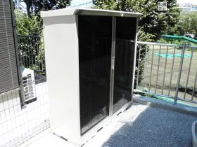 ダークブラウンの扉がスタイリッシュな物置[施工後]