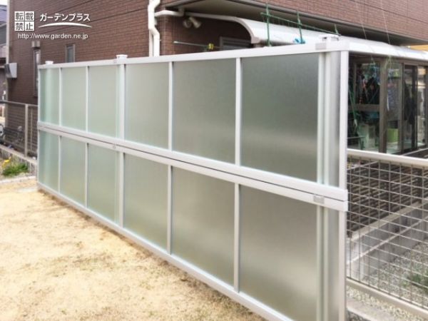 お庭の開放感をそのままに気になる視線をカットする目隠しパネル設置工事 No 9003 目隠しフェンスの施工例 外構工事のガーデンプラス お庭の開放感をそのままに気になる視線をカットする目隠しパネル設置工事 No 9003 目隠しフェンスの施工例 外構工事のガーデンプラス
