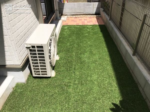 レンガ調のインターロッキングと色鮮やかな人工芝で華やかに仕上げた主庭のリフォーム工事 No 9006 花壇 菜園 芝生の施工例 外構工事のガーデンプラス