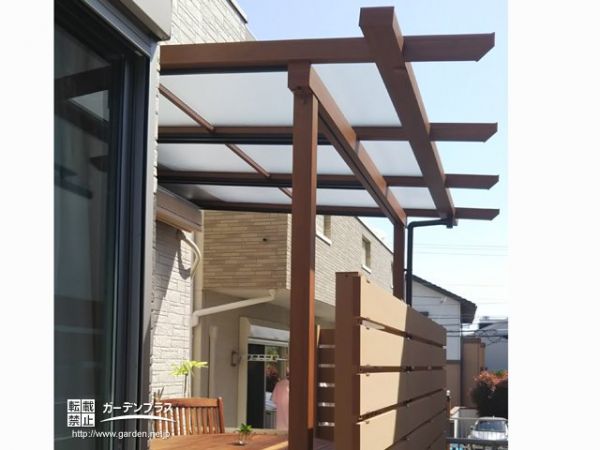 意匠性の高いパーゴラで安らぎの空間を演出するテラス屋根とウッドデッキ設置工事 No 9057 テラスまわりの施工例 外構工事のガーデンプラス