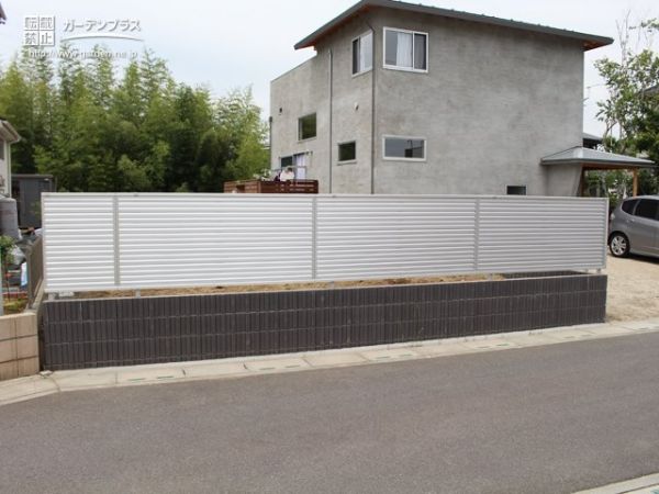 フェンスを使い分けてコスト面でメリハリを持たせた新築外構一式工事 
