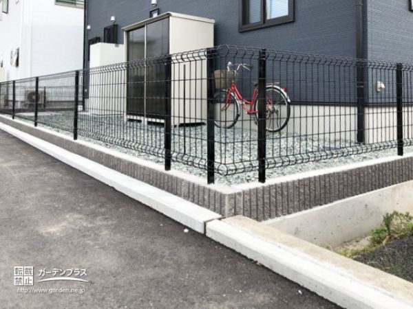 木調の目隠しフェンスがシックでおしゃれに演出する新築外構一式工事 No 92 新築外構一式の施工例 外構工事のガーデンプラス