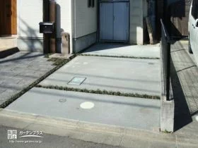 植栽で彩りを添えた駐車スペース[施工後]