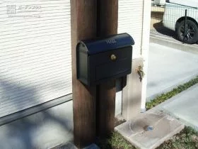 門まわりをおしゃれに見せる木調の門柱[施工後]