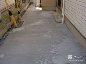 犬走をコンクリートで舗装工事