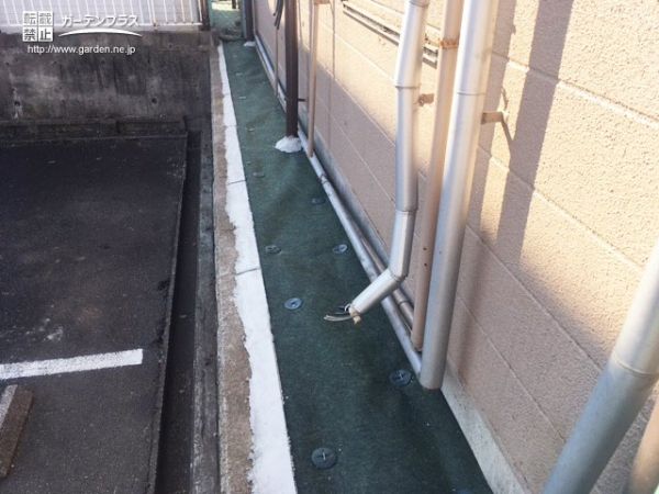 お手入れにお困りだった犬走りの防草シート敷設工事 No 9331 雑草対策 防犯砂利の施工例 外構工事のガーデンプラス お手入れにお困りだった犬走りの防草シート敷設工事 No 9331 雑草対策 防犯砂利の施工例 外構工事のガーデンプラス