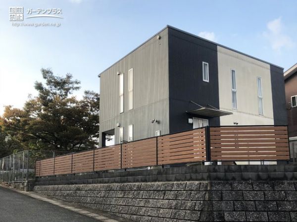 明るい木調デザインで外構に彩りを添える目隠しフェンス設置工事 No 9436 目隠しフェンスの施工例 外構工事のガーデンプラス
