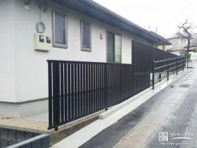 道路の勾配に合わせて設置した目隠しフェンス[施工後]