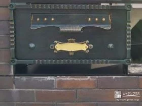 重厚感と気高さをまとい中世ヨーロッパを彷彿させるポスト設置工事