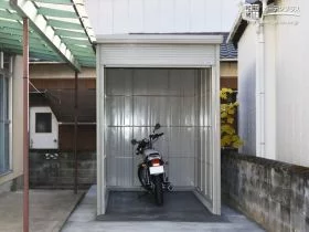 大切なバイクをしっかり守るシャッターガレージ設置工事