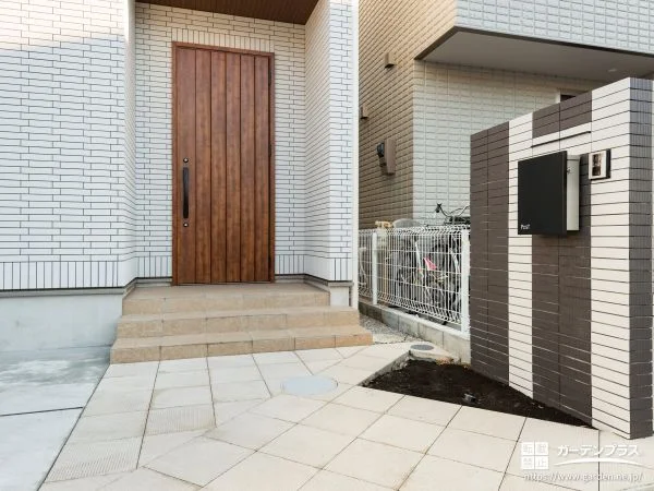 存在感が引き立つ門柱