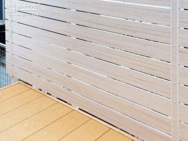 白い木目調フェンスで室内も明るく照らすウッドデッキ設置工事 No 9630 ウッドデッキの施工例 外構工事のガーデンプラス 白い木目調フェンスで室内も明るく照らすウッドデッキ設置工事 No 9630 ウッドデッキの施工例 外構工事のガーデンプラス