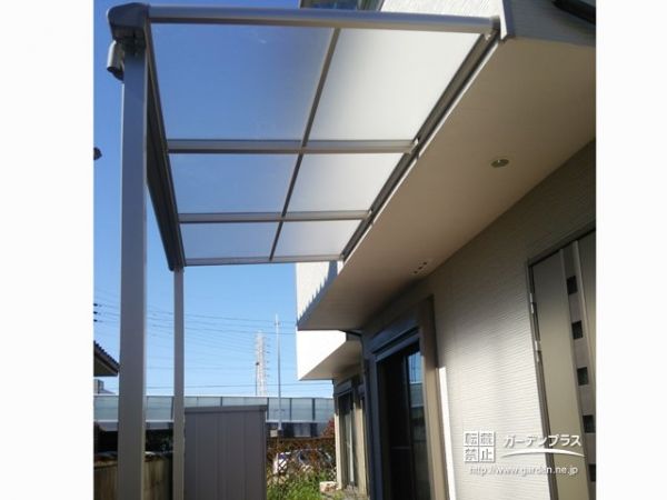 雨の日も玄関の鍵の開け閉めがスムーズなテラス屋根設置工事 No 9637 玄関アプローチの施工例 外構工事のガーデンプラス