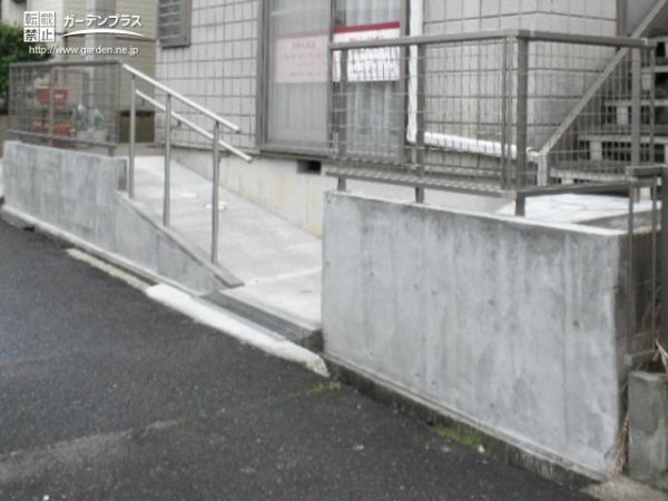 モルタルとステンカラーでスタイリッシュな安心のアプローチリフォーム工事 No 9681 玄関アプローチの施工例 外構工事のガーデンプラス モルタルとステンカラーでスタイリッシュな安心のアプローチリフォーム工事 No 9681 玄関アプローチの施工例 外構工事のガーデンプラス