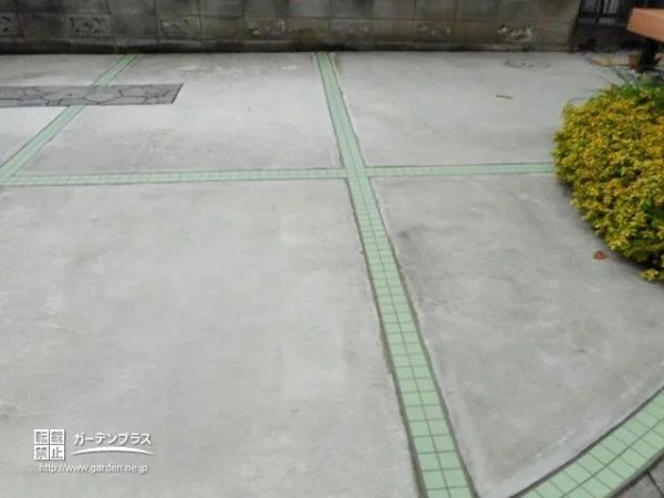 No.9736 エメラルドグリーンのタイルが空間に彩りを添える駐車スペースのリフォーム工事[施工後]
