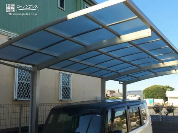 爽やかなブルーの屋根材が駐車スペースに彩りを添えるカーポート設置工事