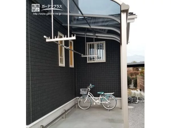 No.9872 駐輪スペースと選択物干し２つの用途を兼ね備えたテラス屋根施工[施工後]