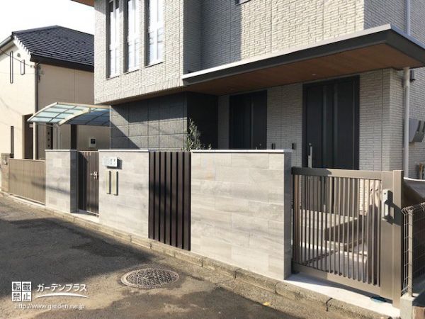 門柱の美しいタイルが様々な表情を映し出す新築外構一式工事 No 9915 新築外構一式の施工例 外構工事のガーデンプラス