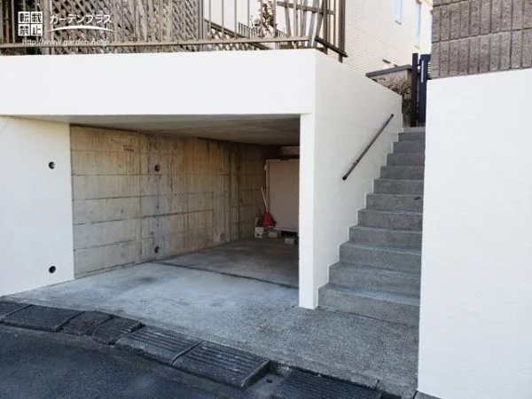 No.9923 清潔感ある白さで外構全体を美しく引き立てるガレージのリフォーム工事[施工後]