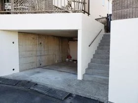 清潔感ある白さで外構全体を美しく引き立てるガレージのリフォーム工事