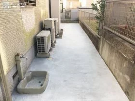 雑草の心配のないコンクリート張りの犬走り[施工後]
