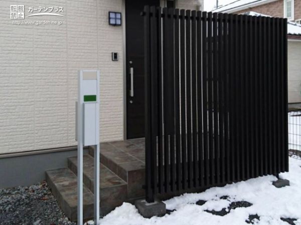 おしゃれでモダンな装いの目隠しスリット設置工事 No 9952 目隠しフェンスの施工例 外構工事のガーデンプラス
